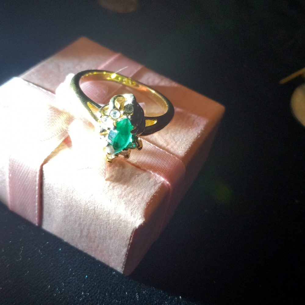 RING Emerald Green  Stone Color Size 6
